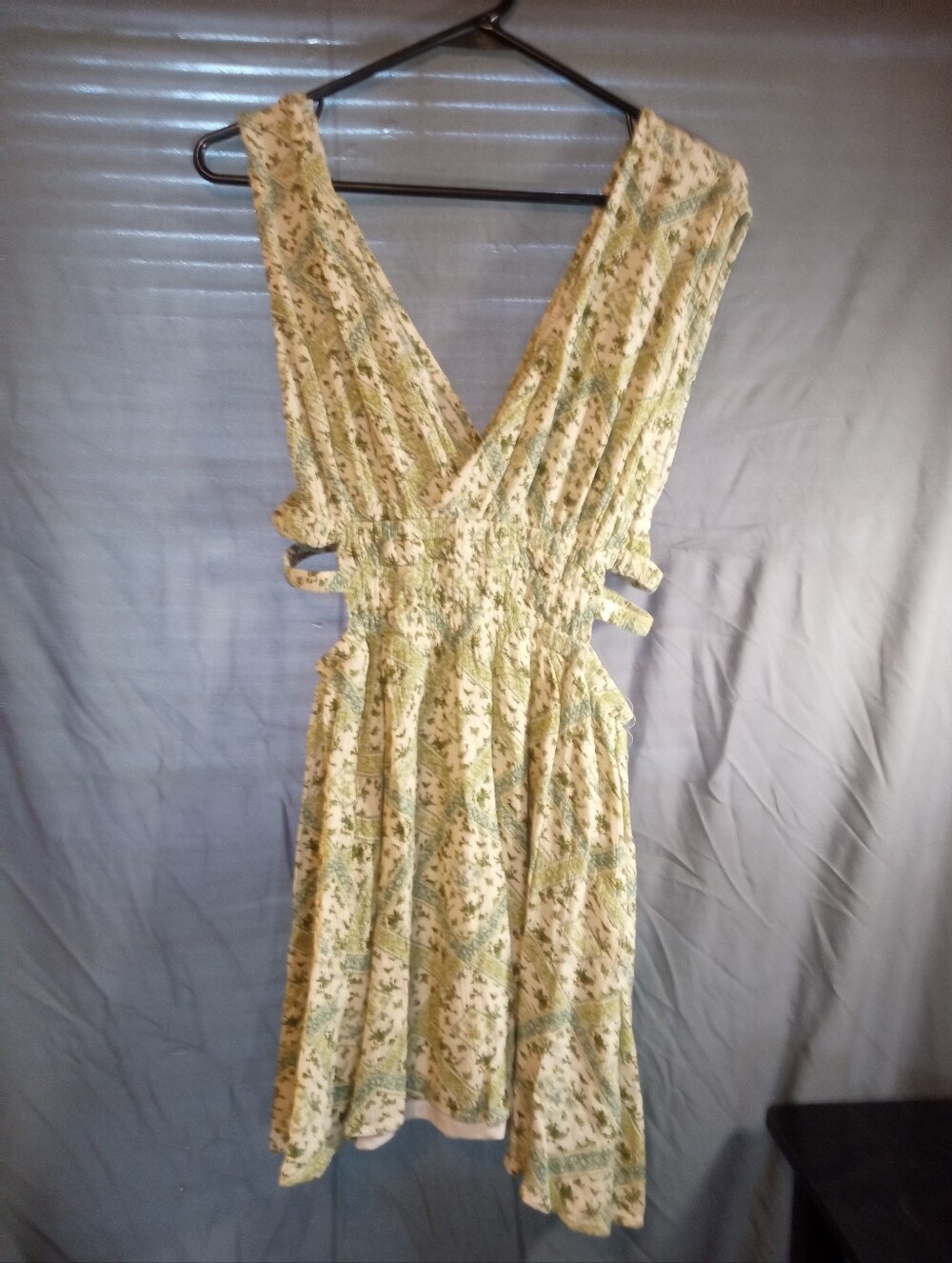 Love Riche Women’s Floral V-Neck Summer Dress in Light Green